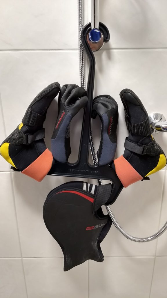 Riidepuu neopreentarvikute kuivatamiseks neopreensussid neopreenkindad ja müts