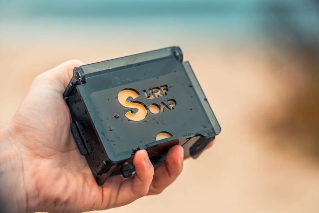Surf Soap keha ja juuste seep black pepper and grapefruit must pipar ja greip käes