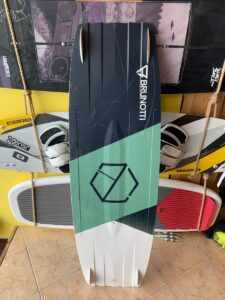 2019 Brunotti Youri Zoon pro 136cm lohesurfi twintip laud kasutatud põhi