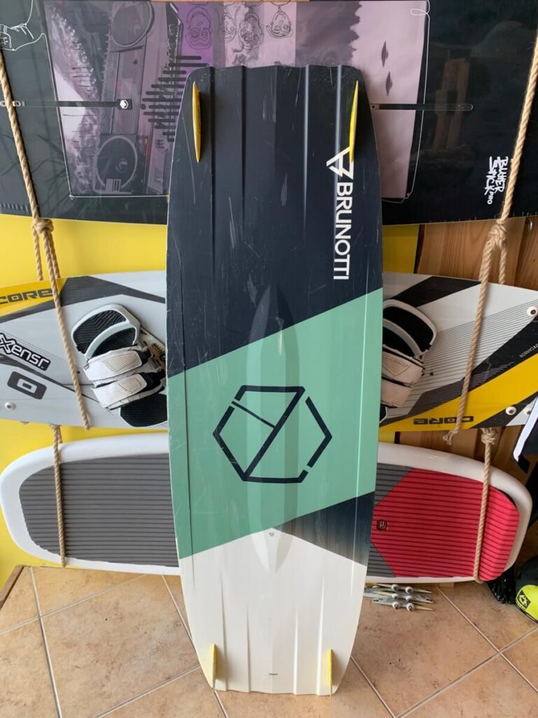 2019 Brunotti Youri Zoon pro 136cm lohesurfi twintip laud kasutatud põhi