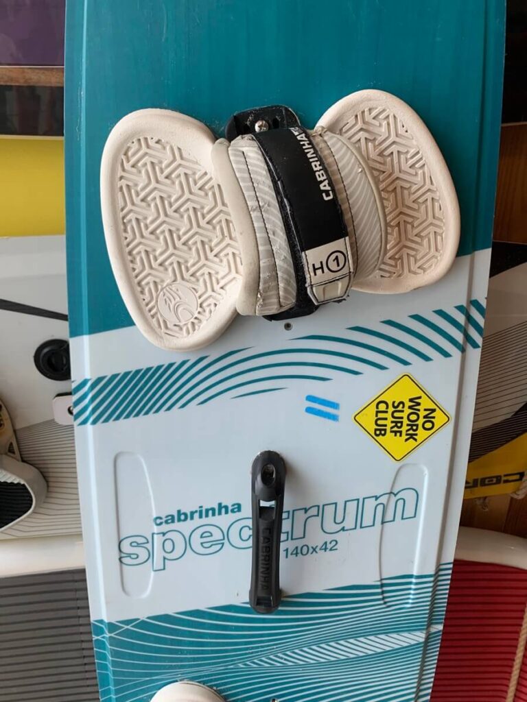 2019 Cabrinha Spectrum 140cm lohesurfi twintip laud kasutatud sträpid